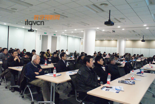 座無(wú)虛席的研討會(huì)會(huì)場(chǎng)