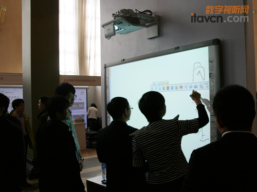 日立HCP-A8投影機組合的大尺寸交互式電子白板