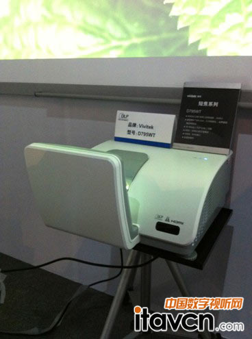 包括TI在內多家廠商的展臺都采用Vivitek麗訊投影機進行展示