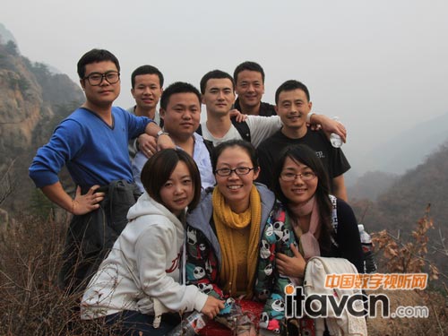 她們?cè)趨仓行? width=