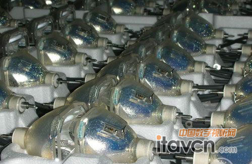 目前投影機(jī)一般采用燈泡來作為光源