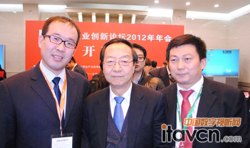 豐信達執行副總張建國先生(左一)與全國政協委員會副會長、工業和信息化部原部長李毅中合影