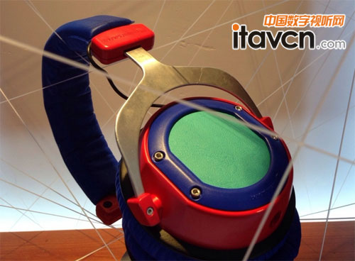 CUSTOM個性化彩色版耳機和它的絲線屋