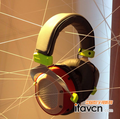 CUSTOM個性化彩色版耳機和它的絲線屋