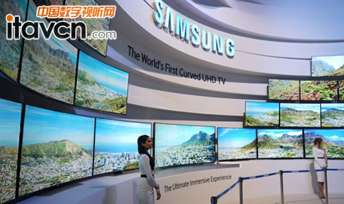 CES三星展臺震撼的曲面電視墻