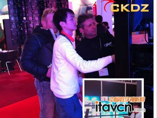 3X3拼接項目展示-參觀者了解體驗使用iPad控制拼接器CK5X