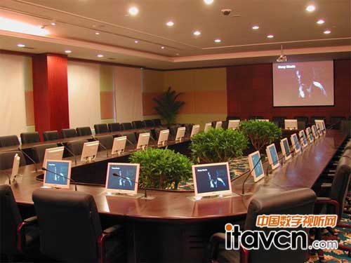 多功能廳安裝了啟拓數字無線會議系統QT-U524M