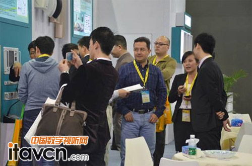 迪士普企業工作人員為觀眾耐心講解各類產品