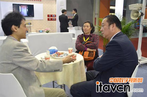 朱新村理事長(右一)、鐘厚瓊秘書長(右二)同王恒董事長親切交談