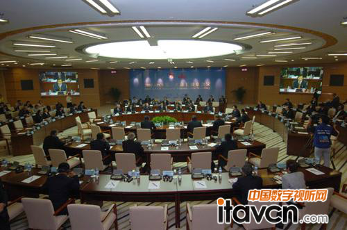 啟拓(QITUO)技術(shù)團隊正在對會議現(xiàn)場進行調(diào)試