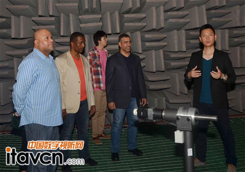 Zaabi先生一行參觀銳豐股份研發中心消聲室