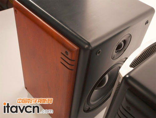 Benchmark書架箱SMS1 定位中高級市場