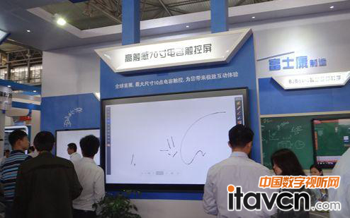 全球最大尺寸的10點電容式觸摸顯示器