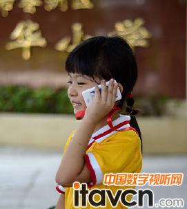 手機上癮低齡化 無屏學生手機獲贊不斷