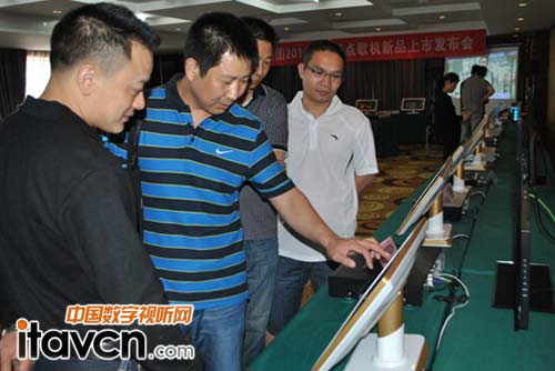 發布會現場 游客正在觀看新品音王點歌機