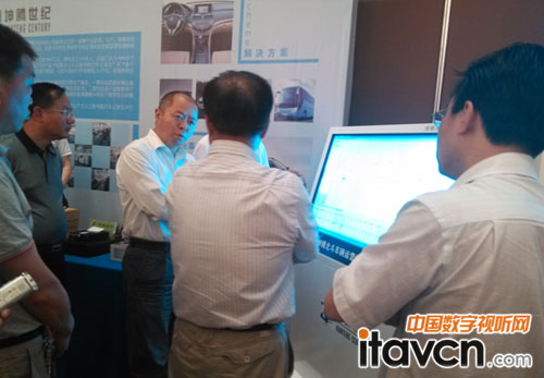 王江平副省長在坤騰北斗展位上指導工作