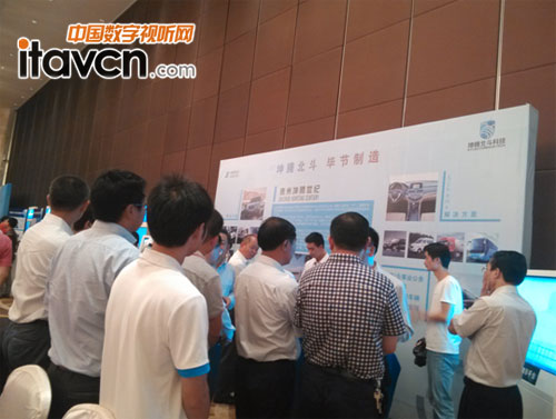 工作人員在為參觀領導解說