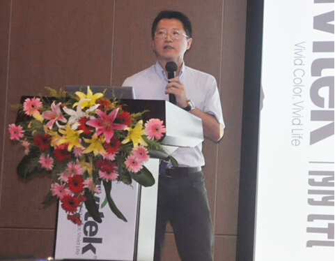 臺達教育解決方案事業處銷售總監林盈志先生介紹臺達無線簡報協作系統NovoConnect