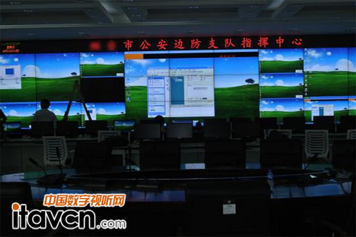 某指揮中心安裝的啟拓(QITUO)會(huì)議話筒和九畫面分割器