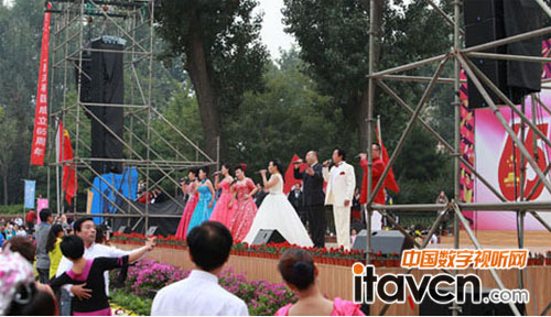 天創中電助力國慶65周年朝陽公園群演