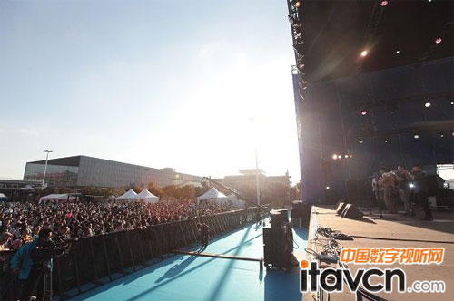 綠色音符舞臺前人山人海