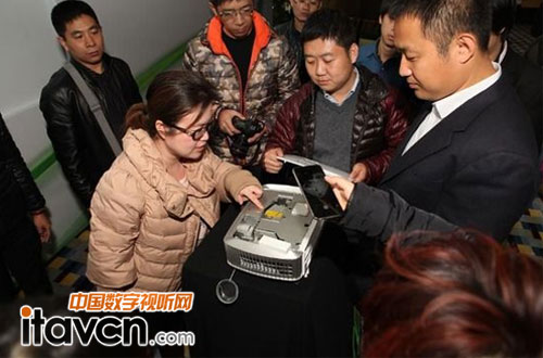 宏碁在現(xiàn)場解析產(chǎn)品創(chuàng)意構(gòu)造,媒體興趣濃厚