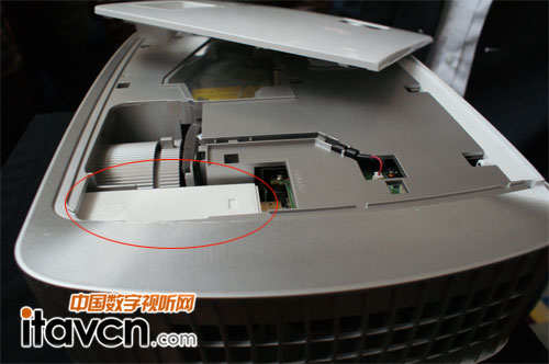 隱藏在機身內(nèi)的無線MHL適配模塊