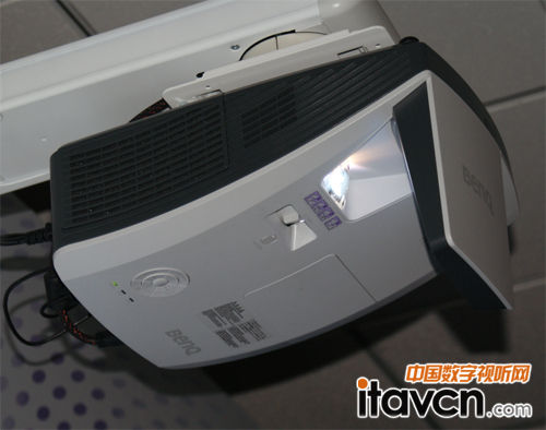 明基最新超短焦教學投影機DX842UST