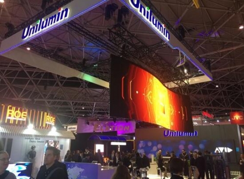 ISE展現場·洲明UpadⅢ內外弧交錯形成波浪效果(UpadⅢ系列自帶內弧與外弧拼接機制,內弧最大達10°)